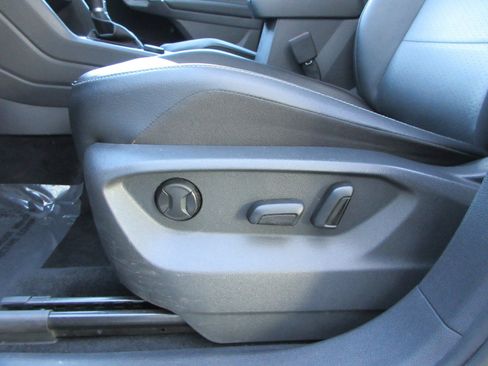 Used 2018 Volkswagen Tiguan SE w/ Panoramic Sunroof Package image 31