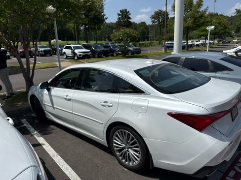Used 2019 Toyota Avalon Limited FWD image 3