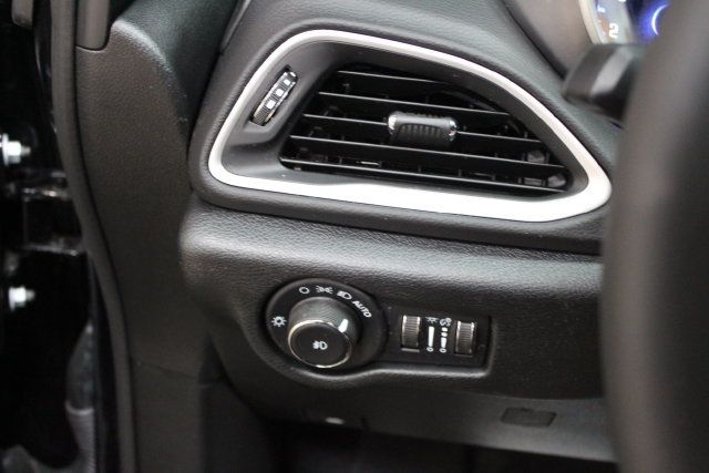 Used 2026 Chrysler Pacifica Select FWD image 15