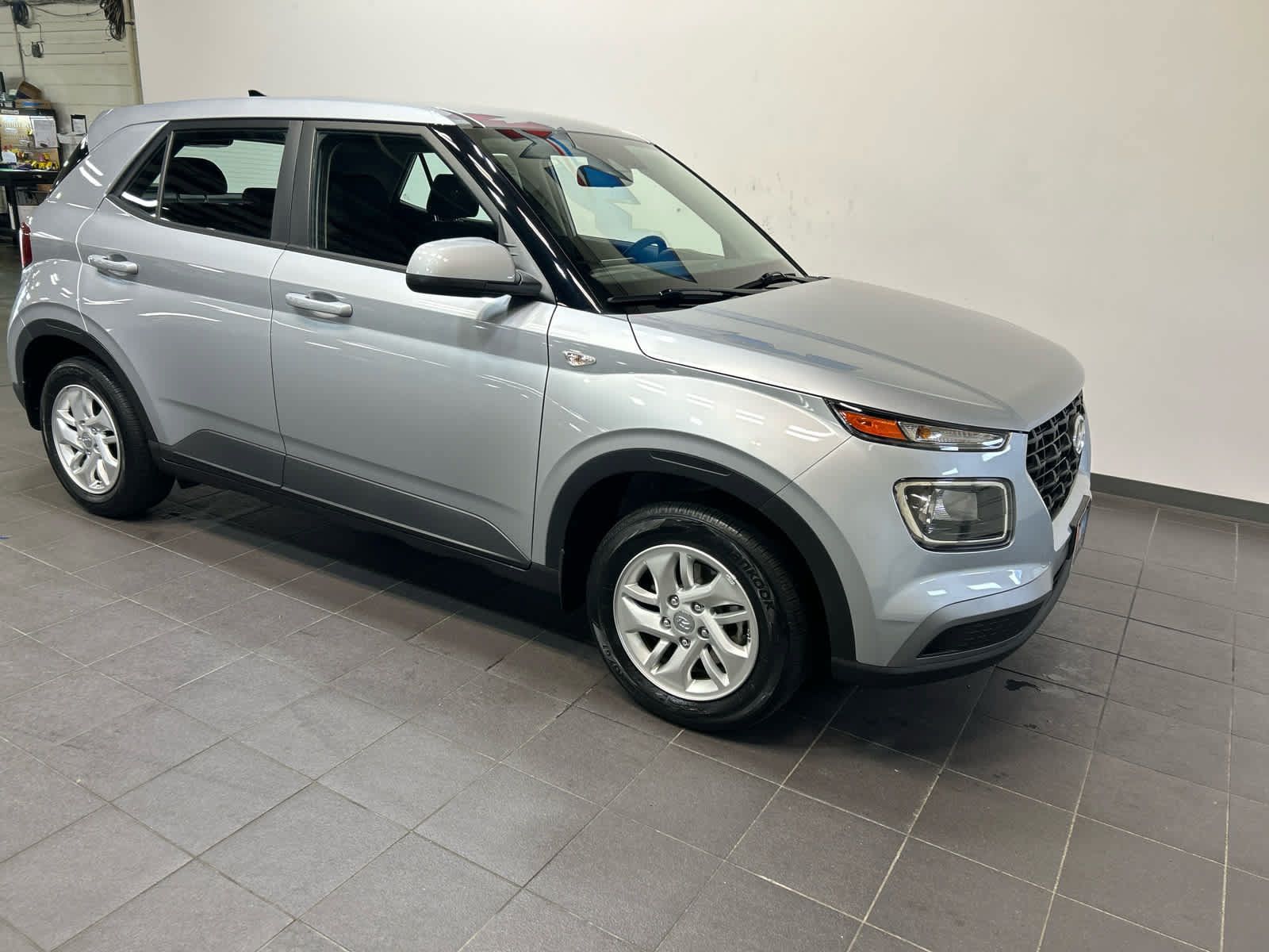 Used 2022 Hyundai Venue SE FWD image 2