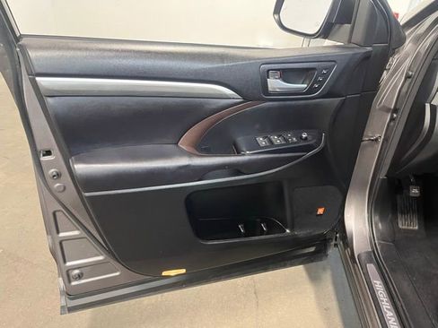 Used 2017 Toyota Highlander Limited Platinum w/ Carpet Mat Package image 23