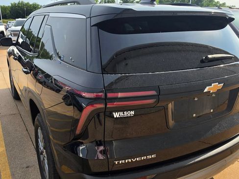 Used 2025 Chevrolet Traverse LT FWD image 22