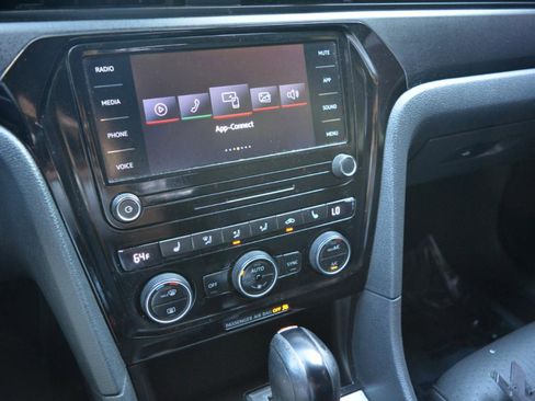 Used 2020 Volkswagen Passat 2.0T SE FWD image 22