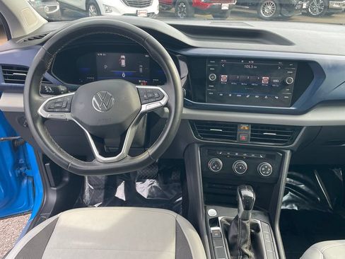 Used 2022 Volkswagen Taos SE w/ Panoramic Sunroof Package FWD image 4