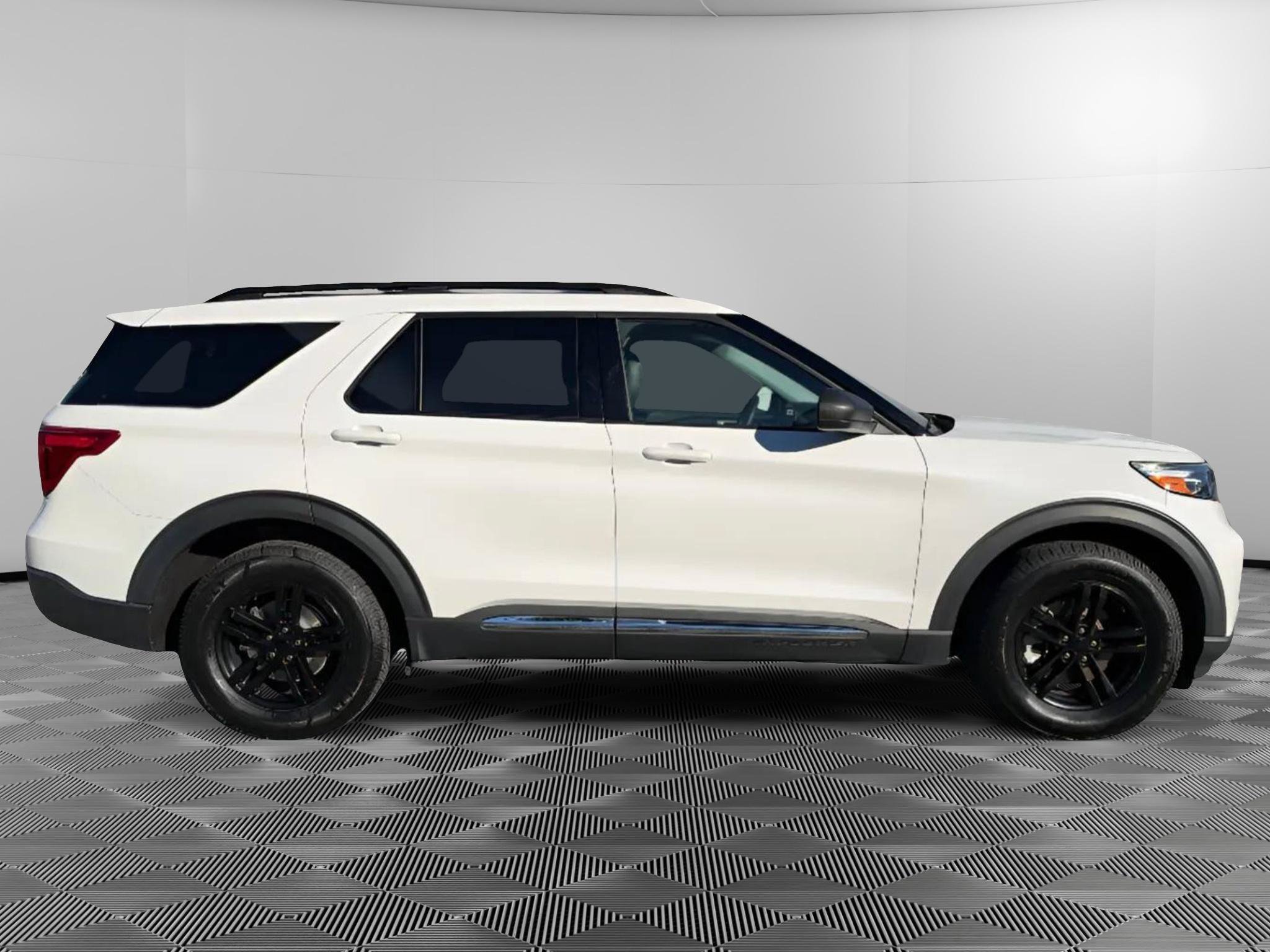 Used 2022 Ford Explorer XLT w/ Equipment Group 202A AWD/4WD image 6
