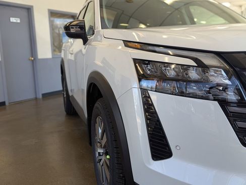 New 2026 Nissan Pathfinder SL image 3