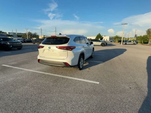 Used 2022 Toyota Highlander LE AWD/4WD image 7