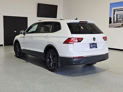 Used 2024 Volkswagen Tiguan SE w/ Panoramic Sunroof Package AWD/4WD image 9