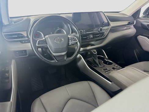 Used 2023 Toyota Highlander XLE AWD/4WD image 22
