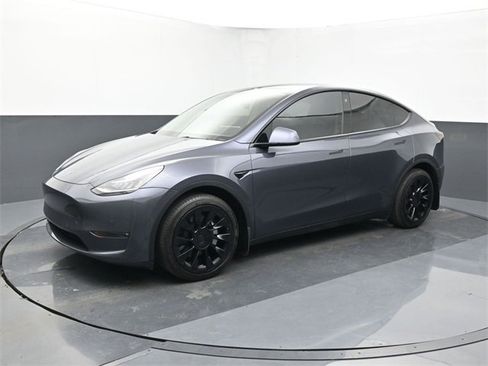 Used 2022 Tesla Model Y Long Range image 2