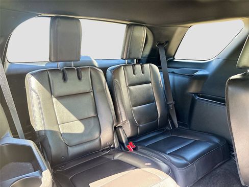 Used 2018 Ford Explorer XLT w/ Equipment Group 202A image 31