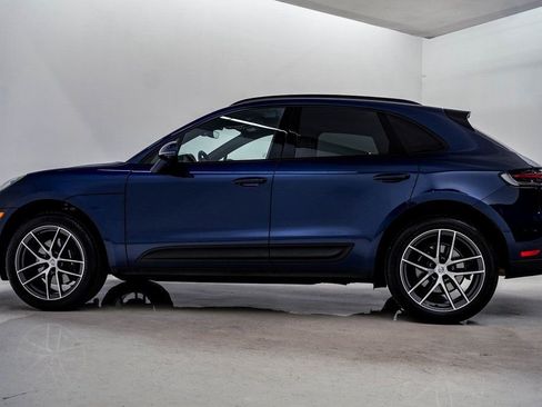Certified 2025 Porsche Macan AWD/4WD image 2