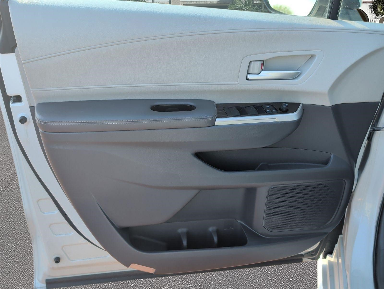 Used 2023 Toyota Sienna XLE FWD image 8