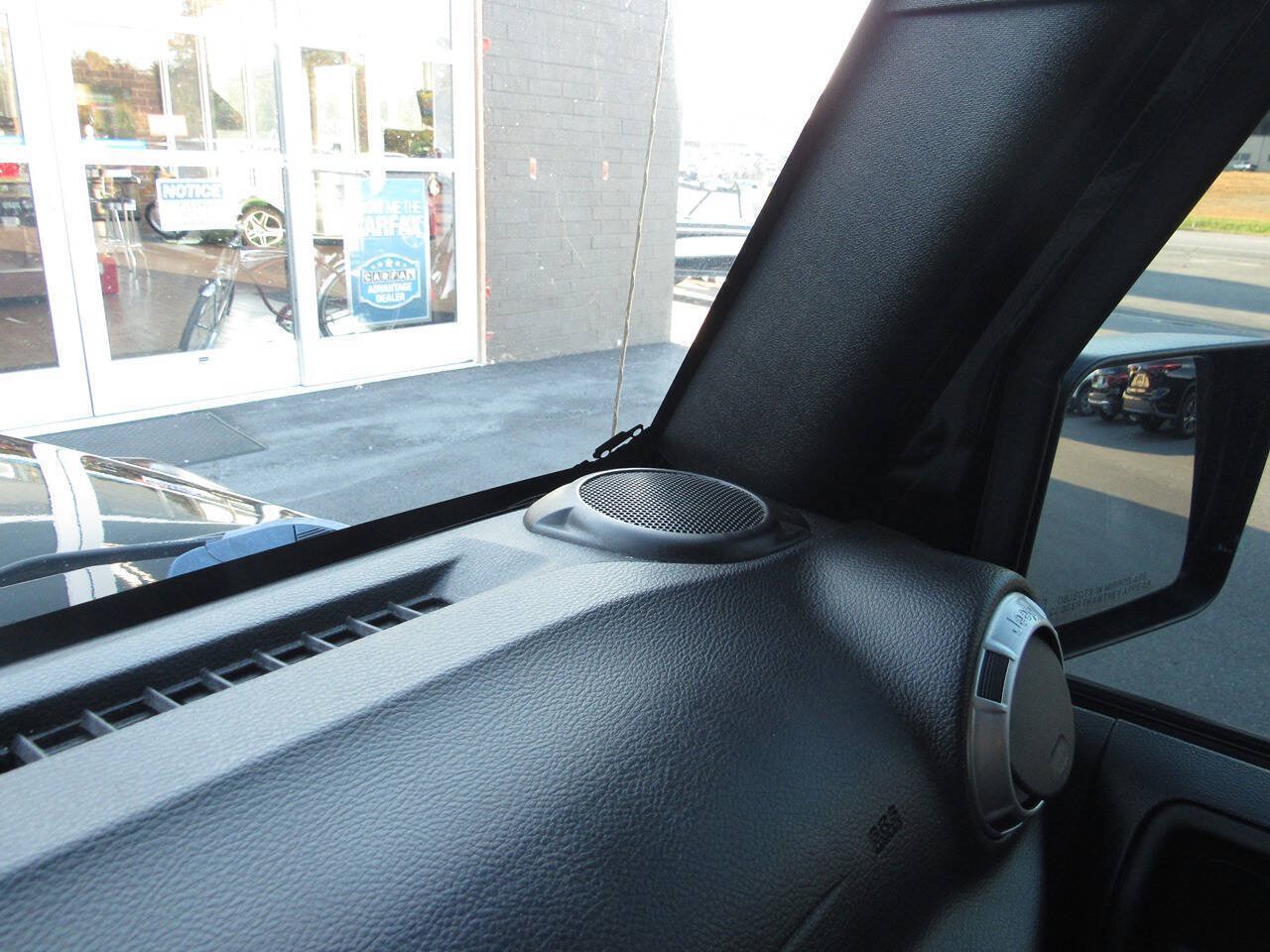 Used 2018 Jeep Wrangler Unlimited Sahara AWD/4WD image 32