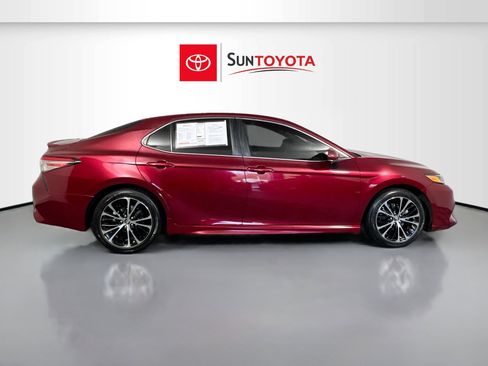Used 2018 Toyota Camry SE image 2