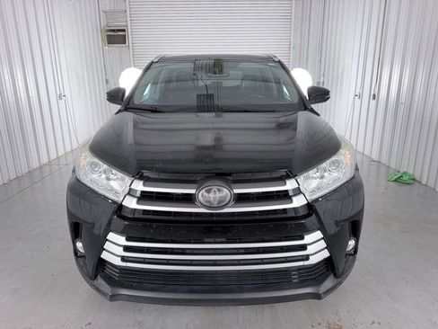 Used 2019 Toyota Highlander XLE FWD image 2