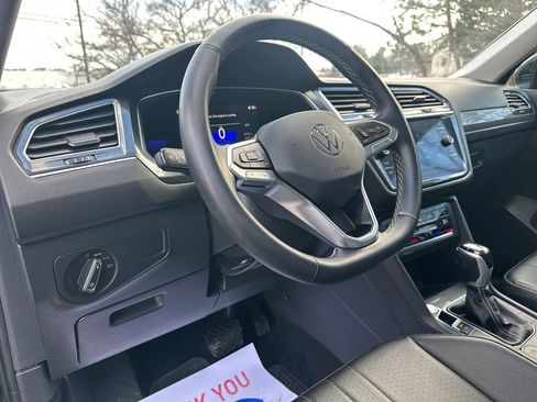 Used 2022 Volkswagen Tiguan SE w/ Panoramic Sunroof Package image 6