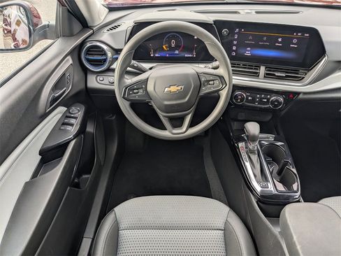 Certified 2025 Chevrolet Trax LT image 17