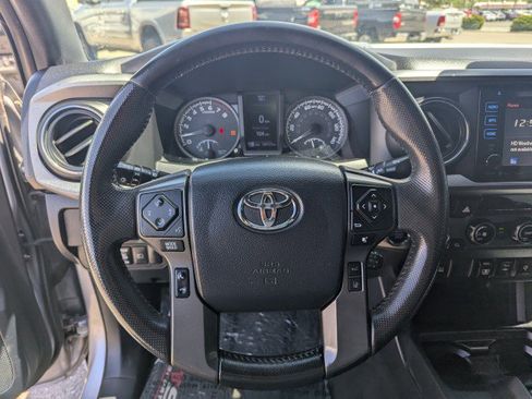 Used 2018 Toyota Tacoma TRD Off-Road AWD/4WD image 11