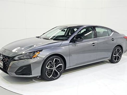 Certified 2025 Nissan Altima 2.5 SR FWD image 3