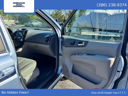 Used 2012 Kia Sedona EX w/ Luxury Pkg image 16