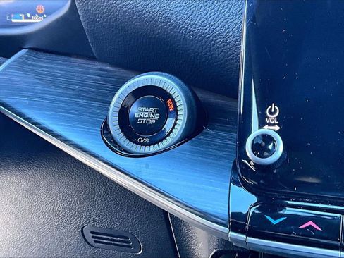 Certified 2024 Jeep Wagoneer L Series II w/ Flexible Seating Group image 28