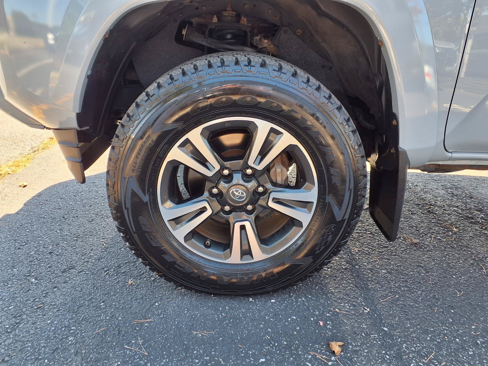 Used 2019 Toyota Tacoma TRD Sport AWD/4WD image 23