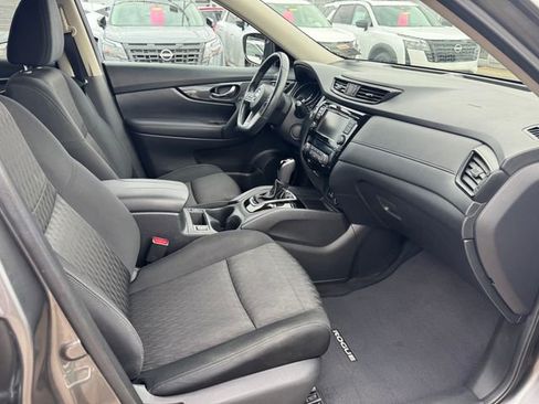 Used 2018 Nissan Rogue SV w/ Premium Package image 3