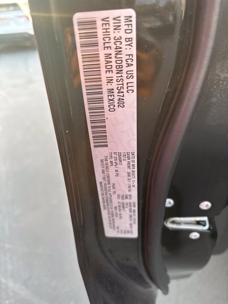 Used 2025 Jeep Compass Latitude w/ Sun & Sound Group AWD/4WD image 7
