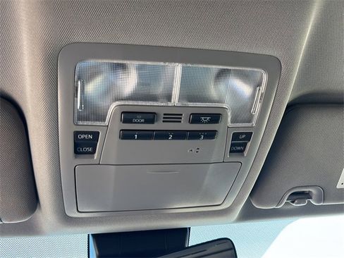 Used 2017 Toyota Highlander XLE image 29