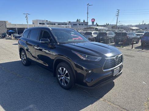 Used 2023 Toyota Highlander XLE FWD image 2