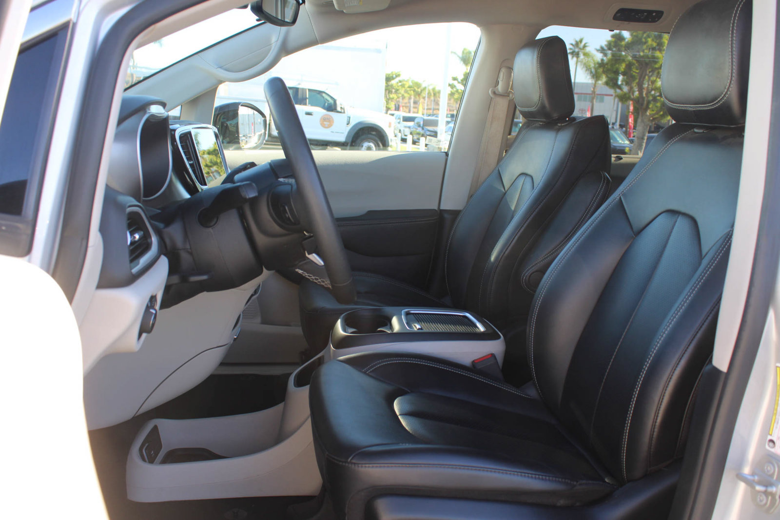 Used 2024 Chrysler Pacifica Touring-L FWD image 17
