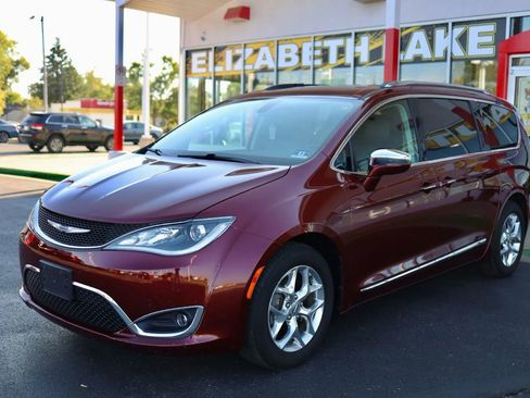 Used 2019 Chrysler Pacifica Limited FWD image 1