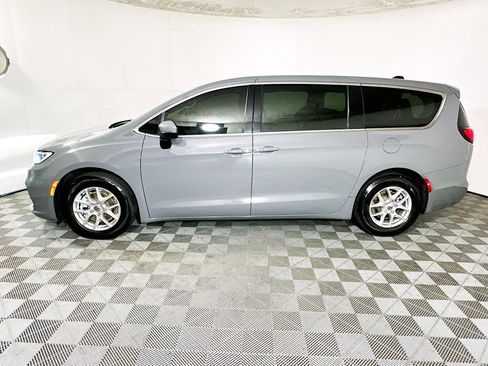 Used 2023 Chrysler Pacifica Touring-L FWD image 6