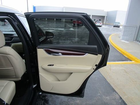 Used 2017 Cadillac XT5 Luxury image 23