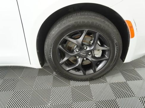 Used 2020 Chrysler Pacifica Touring-L FWD image 15