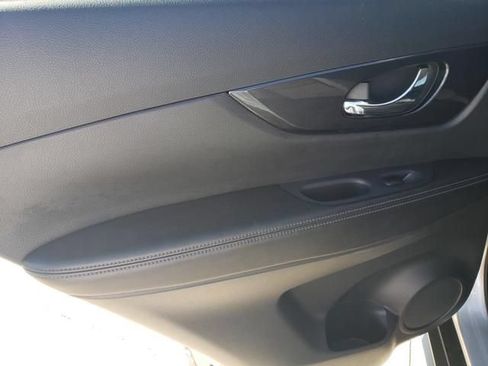 Used 2018 Nissan Rogue SV AWD/4WD image 15