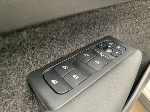 Used 2025 Volvo XC40 B5 Core image 15