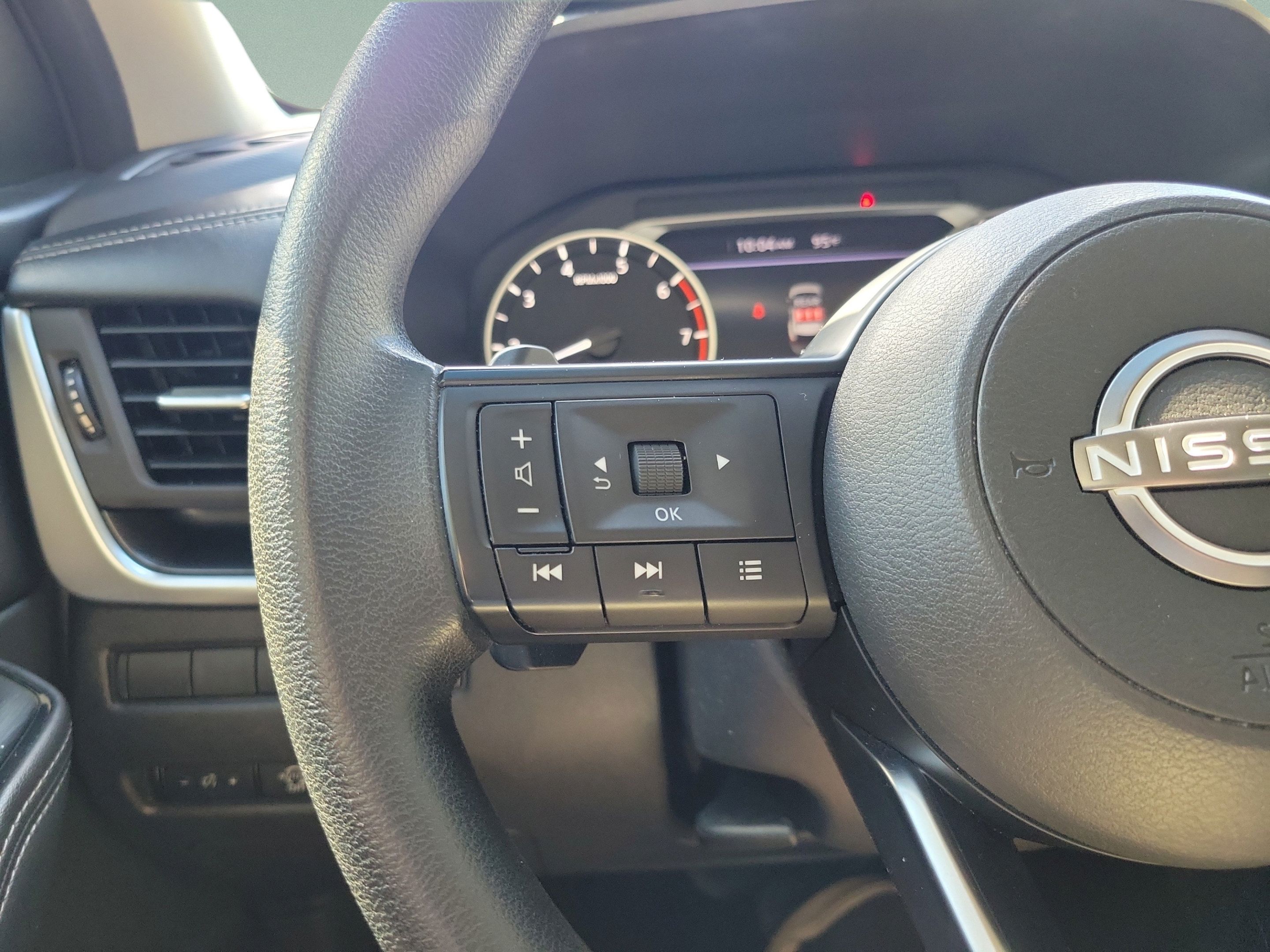 Used 2024 Nissan Rogue SV FWD image 18