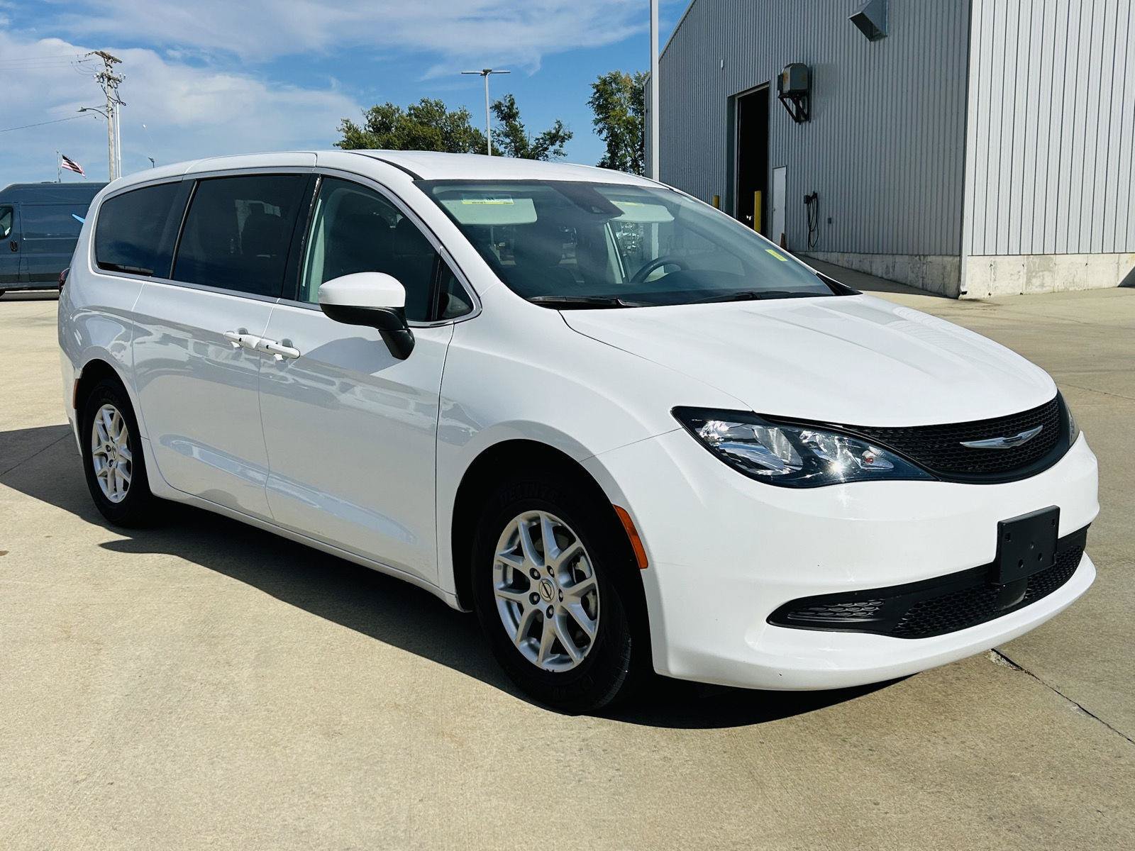 Used 2023 Chrysler Voyager LX FWD image 2