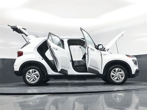 New 2025 Hyundai Venue SE image 21