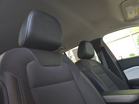 Used 2025 Chevrolet Trax LT FWD image 17