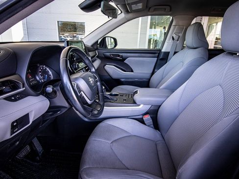 Used 2022 Toyota Highlander LE image 25