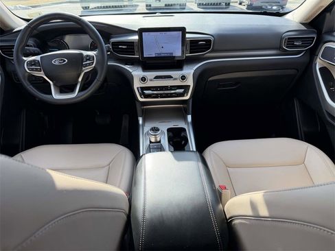 Used 2022 Ford Explorer XLT w/ Equipment Group 202A image 3