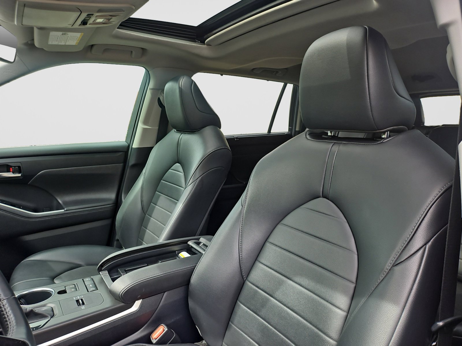 Used 2020 Toyota Highlander XLE FWD image 23