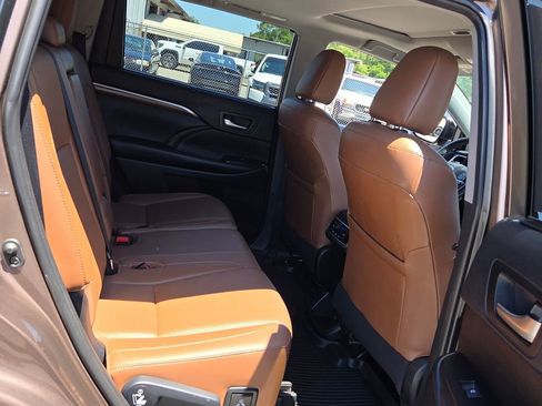 Used 2019 Toyota Highlander Limited FWD image 13