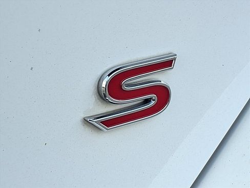 Used 2015 Toyota Corolla S Premium image 32