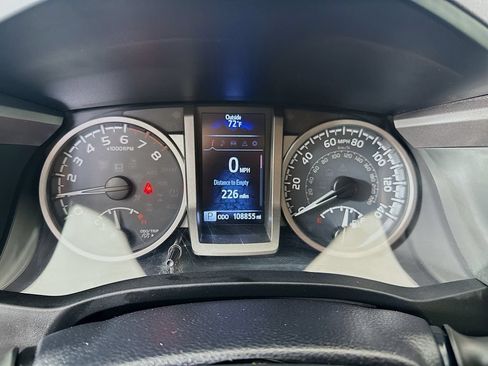 Used 2017 Toyota Tacoma SR5 w/ Tow Package RWD image 11