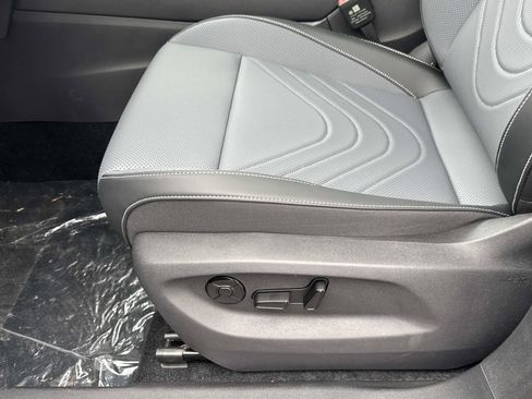 New 2026 Volkswagen Tiguan SE image 9