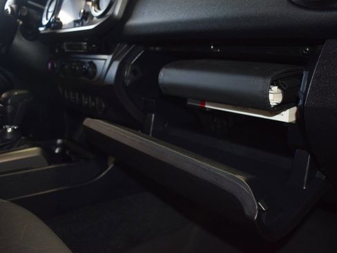 Used 2017 Toyota Tacoma TRD Off-Road image 27